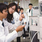 ‘약대’가 나눠먹는 비타민이냐