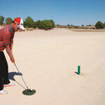 사방팔방 모래 ‘브라운’ 그린 사막 골프는 ‘짜릿’
