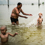 중국 수해 속 ‘호모 루덴스’