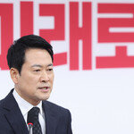 “무죄 추정” vs “보수 죽는 길”…尹 절연 놓고 쪼개진 보수, 민심은 어디로