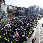 “불법 영장” 외치며 육탄 저지 나선 尹 지지자들