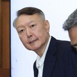 짧은 흰머리에 수척한 얼굴… 수용 번호 ‘3617’ 명찰 달고 법정 출석한 尹