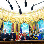 한국 통화스와프 요구 하루 만에 트럼프 “3500억 달러 선불”