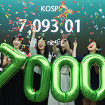 ‘꿈의 7000피’ 시대 진입… 10%대 폭등한 삼성전자·SK하이닉스가 견인