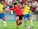 11월 19일 아랍에미리트(UAE) 모하메드 빈 자예드 스타디움에서 열린 축구 국가대표팀 평가전 대한민국과 브라질의 경기에서 손흥민(가운데)이 아르투르 멜루와 볼 다툼을 하고 있다. [뉴시스]