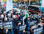 11월 23일 서울 중구 을지로에서 ‘홍콩의 민주주의를 위한 대학생 · 청년 긴급행동’ 집회에 나선 대학생들이 가두행진을 하고 있다. [사진 제공 · 홍콩의 진실을 알리는 학생모임]