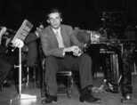 캐나다 출신의 피아니스트 글렌 굴드가 1959년 5월 영국 런던 로열 페스티벌 홀에서 리허설 도중 휴식을 취하고 있다. [GettyImages]