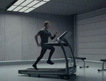 영화 ‘마션’에 우주비행사 역으로 출연한 맷 데이먼이 저중력에 의한 근육 퇴화를 막기 위해 운동을 하는 모습. [20세기폭스]