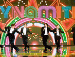 방탄소년단이 지난해 12월 12일 진행된 ‘2020 더팩트 뮤직 어워즈’에서 다이너마이트를 부르고 있다. [뉴스1]