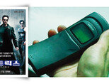 1999년 개봉한 미국 SF영화 ‘매트릭스’ 포스터(왼쪽)와 영화에 나온 휴대전화 ‘노키아’. [사진 제공 · 워너브러더스 코리아㈜, 영화 ‘매트릭스’ 화면캡처]