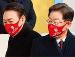 더불어민주당 이재명 대선 후보(오른쪽)와 국민의힘 윤석열 대선 후보가 1월 3일 서울 여의도 한국거래소에서 열린 2022 증시대동제에 참석했다. [동아DB]
