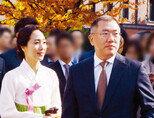 2016년 서울 명동성당에서 열린 조카 선아영 씨의 결혼식에 참석하려고 이동 중인 정의선  현대자동차그룹 회장(오른쪽)과 아내 정지선 씨. [뉴시스]
