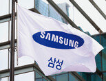 서울 서초구 사옥 앞에 삼성전자 깃발이 휘날리고 있다. [동아DB]