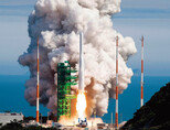 순수 국내 기술로 제작한 한국형 최초 우주발사체 ‘누리호(KSLV-Ⅱ)’가 6월 21일 전남 고흥군 나로우주센터에서 발사되고 있다. [사진 제공 · 한국항공우주연구원]