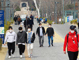 서울 서대문구 연세대 교정을 학생들이 거닐고 있다. [뉴스1]
