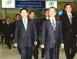북한, 개성공단 사업 전면 재협상 요구 外