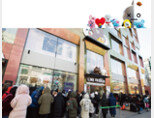 1월 9일 오전 서울 용산구 라인프렌즈 플래그십 스토어 이태원점 앞에 BT21 제품을 사기 위한 줄이 길게 늘어서 있다. [조영철 기자]