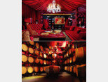 레이몬드 빈야드의 레드 룸. 와인을 마시며 특별한 모임을 가질 수 있는 공간이다.(위) 레이몬드 빈야드의 배럴 룸. 배럴에 담긴 와인이 숙성되는 곳이다. [사진 제공 · ㈜국순당]