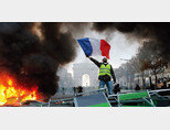  12월 1일 파리 개선문 앞에서 펼쳐진 노란조끼 시위에서 바리케이드가 불태워지고 있다. [AP=뉴시스]