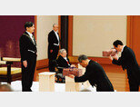 5월 1일 일본 
도쿄 고쿄(皇居) 내 마쓰노마에서 열린 즉위식에서 나루히토(왼쪽) 일왕이 왕위 계승의 증명으로 ‘삼종신기’를 받고 있다. [AP=뉴시스]