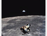 마이클 콜린스가 찍은 달착륙선(이글)의 귀환 장면. 달과 지구도 함께 포착됐다. [NASA]
