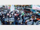 11월 23일 서울 중구 을지로에서 ‘홍콩의 민주주의를 위한 대학생 · 청년 긴급행동’ 집회에 나선 대학생들이 가두행진을 하고 있다. [사진 제공 · 홍콩의 진실을 알리는 학생모임]