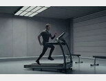 영화 ‘마션’에 우주비행사 역으로 출연한 맷 데이먼이 저중력에 의한 근육 퇴화를 막기 위해 운동을 하는 모습. [20세기폭스]