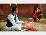 인도의 전설적인 천재 수학자 스리니바사 라마누잔을 다룬 영화 ‘무한대를 본 남자’의 한 장면.  [네이버 영화]