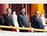 2019년 10월 1일 중국 베이징에서 열린 건국 70주년 기념행사에 참석한 시진핑 국가주석(가운데)과 후진타오(왼쪽), 장쩌민 전 국가주석. [신화=뉴시스]