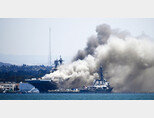 지난해 7월 12일 미국 캘리포니아주 샌디에이고 기지에 정박 중이던 해군 상륙강습함 본험리처드함에 화재가 발생했다. [AP=뉴시스]