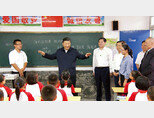 시진핑 중국 국가주석(가운데)이 후난성 한 소학교를 방문해 학생들을 격려하고 있다. [CGTN]