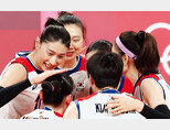2020 도쿄올림픽에서 최선을 다하는 모습으로 감동을 선사한 김연경(왼쪽) 등 한국 여자 배구 대표팀. [뉴스1]