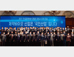 2021년 11월 30일 서울 강남구 임피리얼 팰리스 서울에서 개최된 ‘2021 한국제약바이오협회 회원사 CEO 포럼’에서 참가자들이 기념 촬영을 하고 있다. [사진 제공 · 한국제약바이오협회]