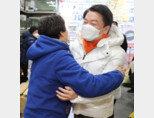 국민의당 안철수 대선 후보(오른쪽)가 지난해 12월 31일 서울 강북구 수유재래시장을 찾아 시민과 포옹하며 인사를 나누고 있다. [동아DB]