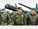발레리 게라시모프 러시아군 총참모장(가운데)이 군대를 시찰하고 있다. [RT]