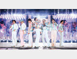 방탄소년단(BTS)이 3월 10일 서울 잠실종합운동장에서 열린 ‘퍼미션 투 댄스 온 스테이지-서울(PERMISSION TO DANCE ON STAGE-SEOUL)’ 콘서트에서 화려한 무대를 선보이고 있다. [뉴스1]