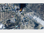 건물과 연료탱크가 화염에 휩싸인 우크라이나 안토노프 공항을 포착한 월드뷰-2 위성 이미지. [맥사테크놀로지스]