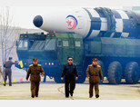 김정은 북한 조선노동당 총비서 겸 국무위원장(가운데)이 3월 24일 평양 순안비행장에서 신형 ICBM 시험발사를 현지 지도하고 있다. [뉴스1]