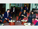 최종현 SK그룹 선대회장(왼쪽)이
1981년 초 내한한 야마니 사우디아라비아 석유장관(앞줄 두 번째)과 담소를 나누고 있다. [사진 제공 · SK그룹]
