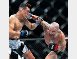 10일(한국시간) 미국 플로리다주 잭슨빌 비스타 베테랑스 메모리얼 아레나에서 열린 UFC 273 메인이벤트에서 타이틀 방어에 성공한 볼카노프스키. [UFC트위터]