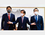 박병석 국회의장(가운데)이 4월 27일 서울 여의도 국회에서 더불어민주당 박홍근 원내대표(오른쪽)와 국민의힘 권성동 원내대표를 만났다. [뉴스1]