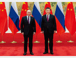 블라디미르 푸틴 러시아 대통령(왼쪽)과 시진핑 중국 국가주석이 2월 4일 정상회담에 앞서 사진 촬영을 하고 있다. [뉴시스]