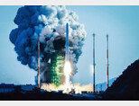 지난해 10월 21일 누리호가 전남 고흥군 나로우주센터 제2발사대에서 화염을 내뿜으며 날아오르고 있다. [뉴스1]