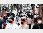 물가가 치솟으면서 직장인 밥값 지출도 크게 늘었다. 6월 9일 오후 서울 중구 명동 거리에서 직장인들이 점심식사를 위해 이동하고 있다. [뉴시스]