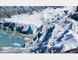 7월 13일(현지 시간) 스위스 알프스의 론 빙하 일부가 녹는 것을 방지하기 위해 특수 흰색 천을 덮어놓았다. [뉴시스]
