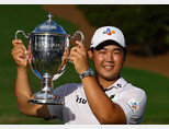김주형 선수가 PGA투어 원덤 챔피언십에서 우승을 확정지은 후 트로피를 들어 올리고 있다. [뉴시스]
