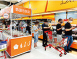 8월 23일 서울 마포구 홈플러스 합정점 조리식품 코너에 ‘당당치킨’을 구매하려는 사람들이 줄을 서 있다. [이슬아 기자]