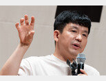 이지성(본명 고요셉) 작가가 8월 25일 충남 천안시 한 연수원에서 열린 국민의힘 연찬회에서 강연하고 있다. [뉴스1]