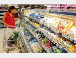 러시아 여성이 슈퍼마켓에서 유제품을 고르고 있다. [TASS]