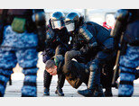 러시아 경찰들이 상트페테르부르크에서 동원령 반대 시위자를 연행하고 있다. [TASS]